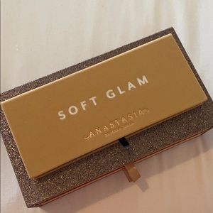Anastasia Beverly Hills Soft Glam Palette